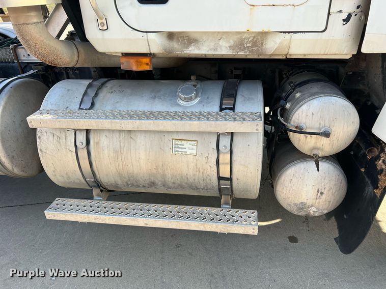 image for item NA9176 2007 Mack CHN613  semi truck