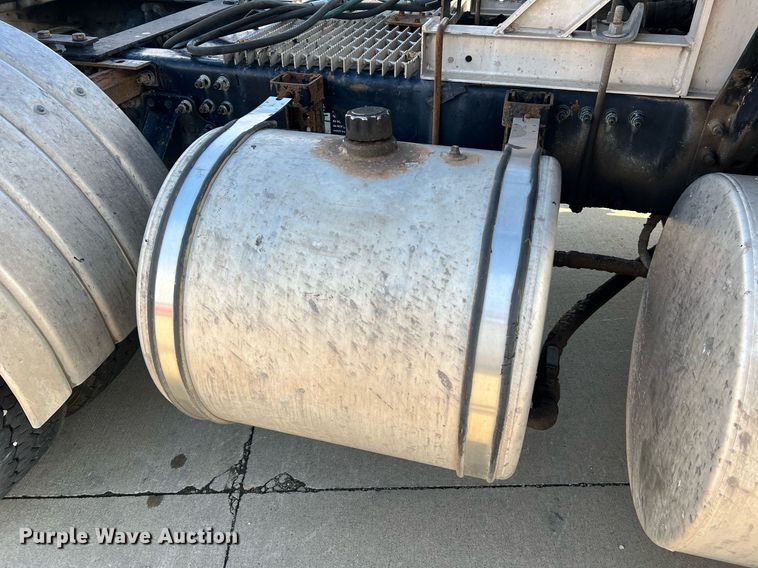 image for item NA9176 2007 Mack CHN613  semi truck