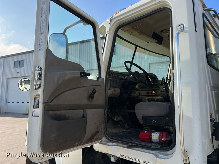 image for item NA9176 2007 Mack CHN613  semi truck