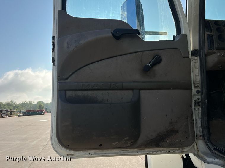 image for item NA9176 2007 Mack CHN613  semi truck