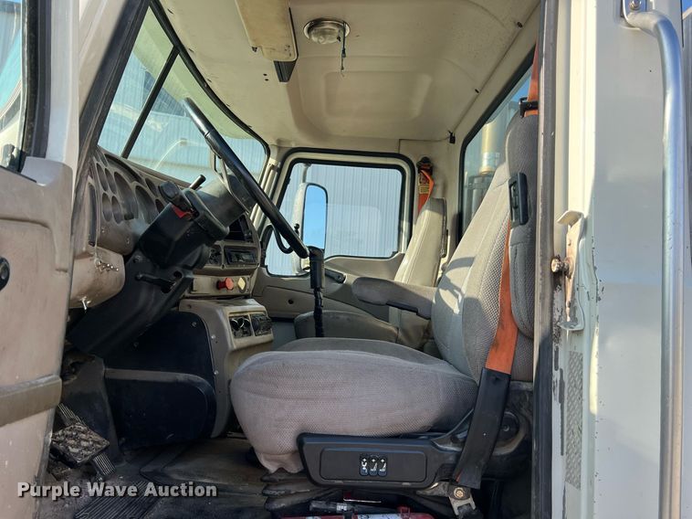 image for item NA9176 2007 Mack CHN613  semi truck