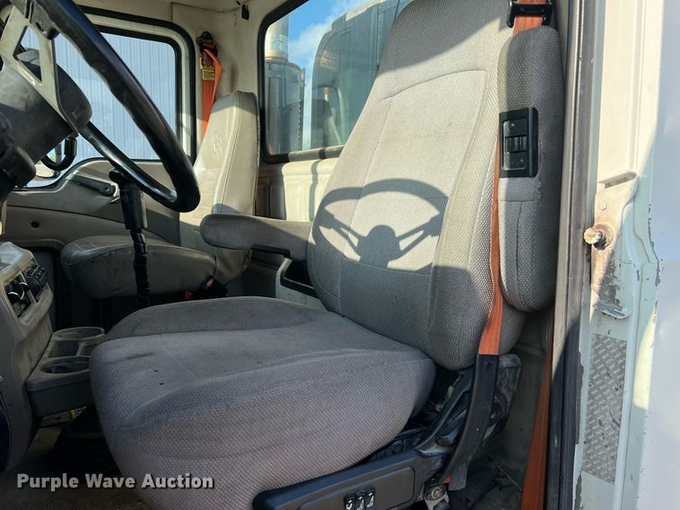 image for item NA9176 2007 Mack CHN613  semi truck