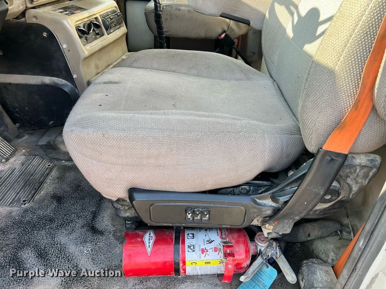 image for item NA9176 2007 Mack CHN613  semi truck