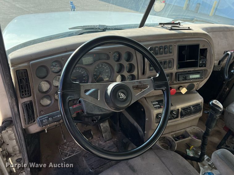 image for item NA9176 2007 Mack CHN613  semi truck