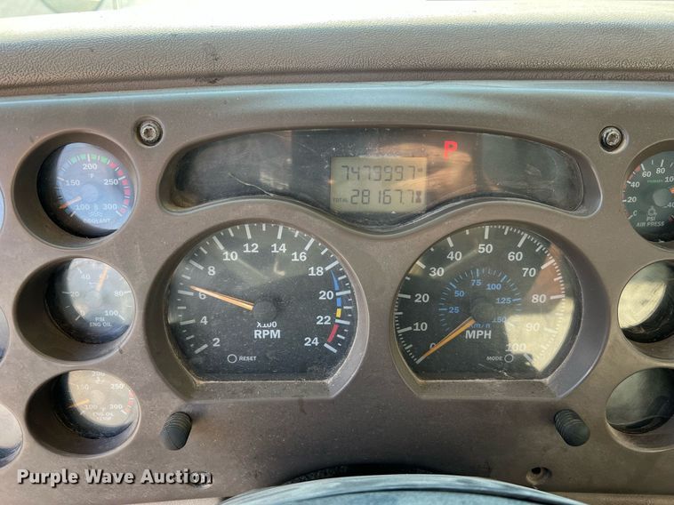 image for item NA9176 2007 Mack CHN613  semi truck