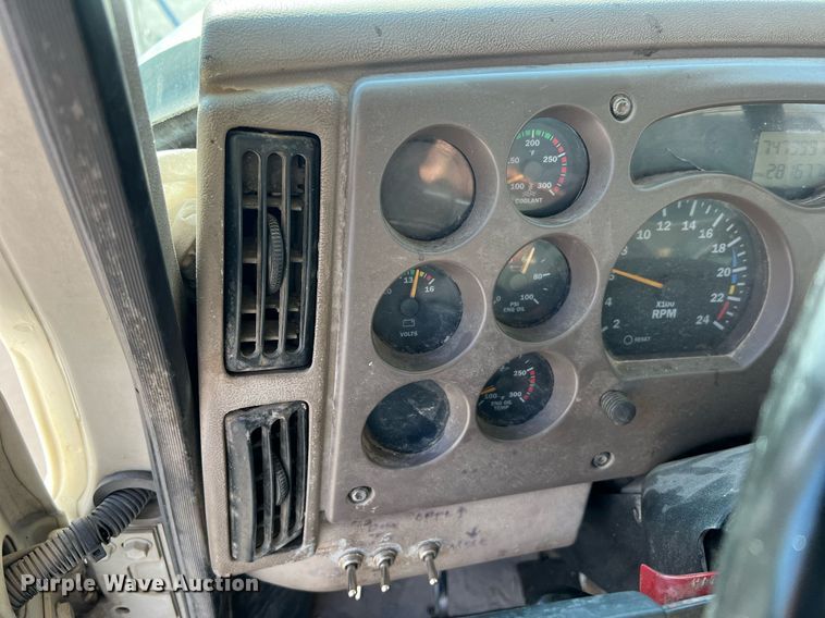 image for item NA9176 2007 Mack CHN613  semi truck