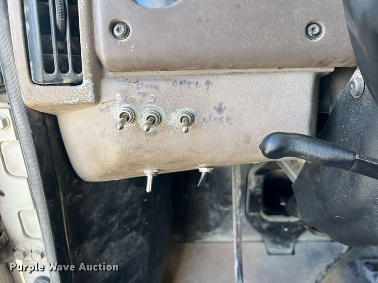 image for item NA9176 2007 Mack CHN613  semi truck