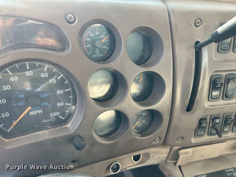 image for item NA9176 2007 Mack CHN613  semi truck