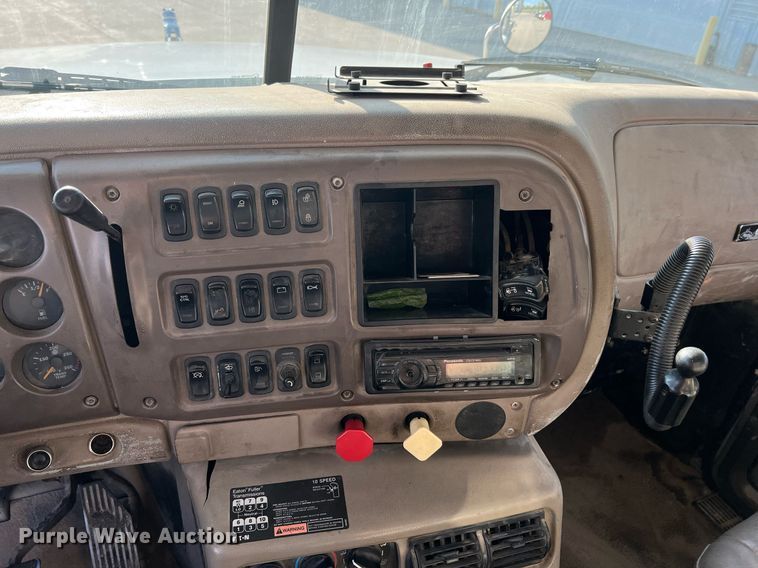 image for item NA9176 2007 Mack CHN613  semi truck