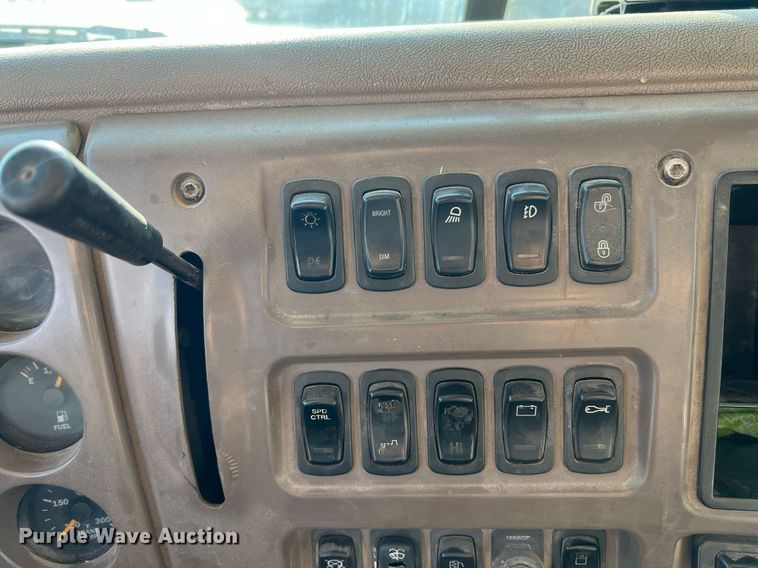 image for item NA9176 2007 Mack CHN613  semi truck