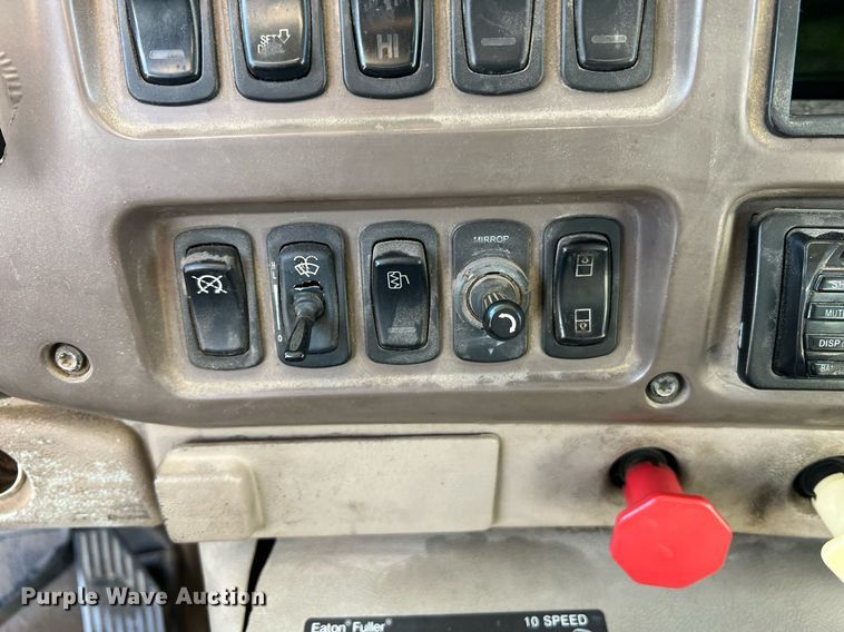 image for item NA9176 2007 Mack CHN613  semi truck