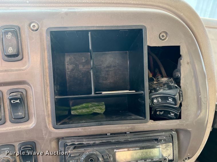 image for item NA9176 2007 Mack CHN613  semi truck