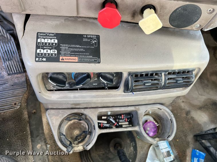 image for item NA9176 2007 Mack CHN613  semi truck