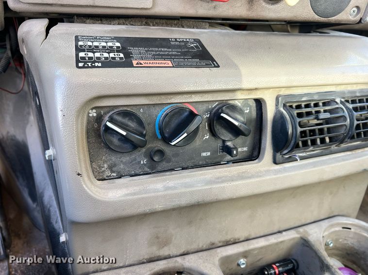 image for item NA9176 2007 Mack CHN613  semi truck