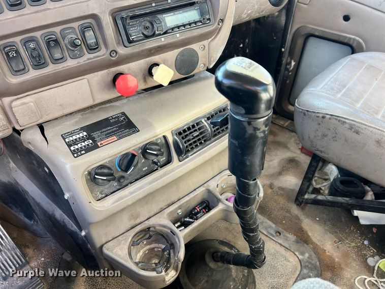 image for item NA9176 2007 Mack CHN613  semi truck