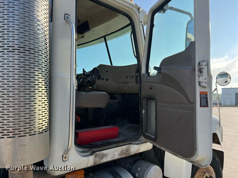 image for item NA9176 2007 Mack CHN613  semi truck