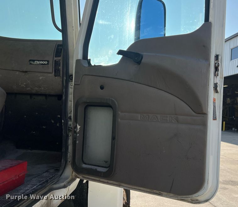 image for item NA9176 2007 Mack CHN613  semi truck