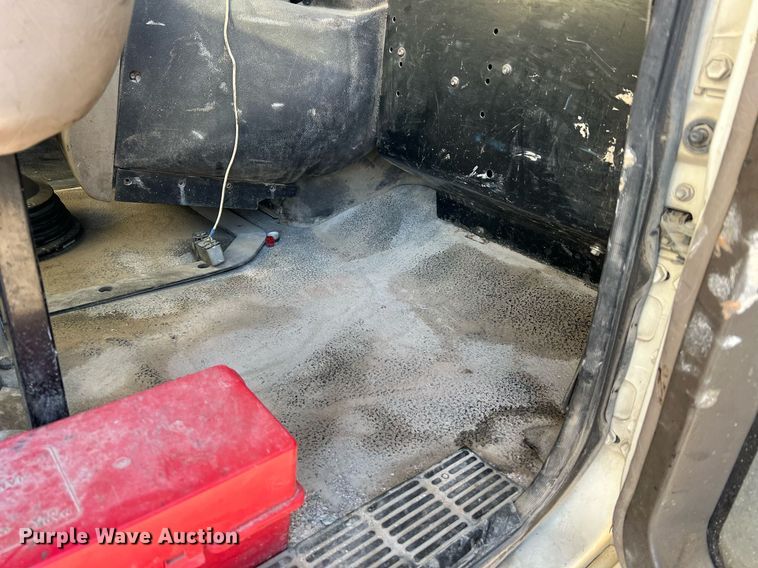 image for item NA9176 2007 Mack CHN613  semi truck