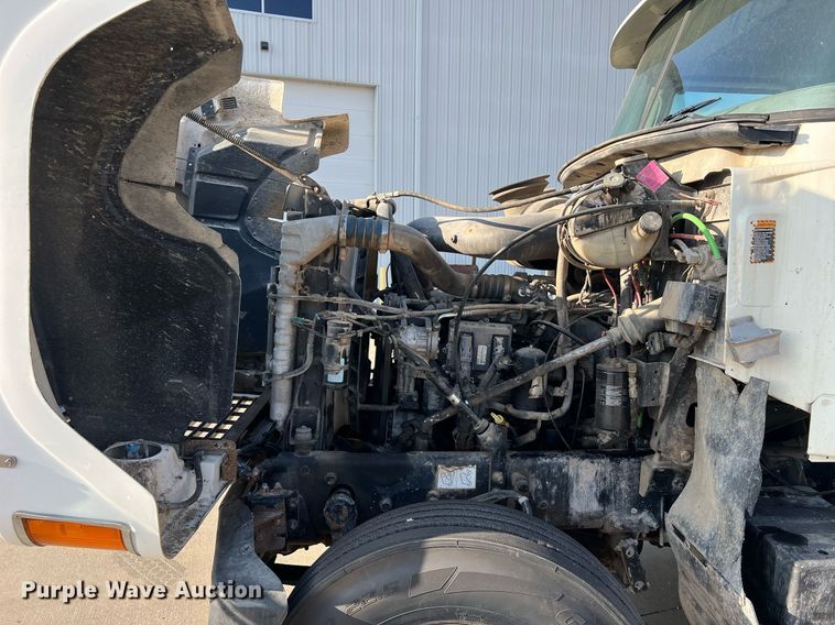 image for item NA9176 2007 Mack CHN613  semi truck