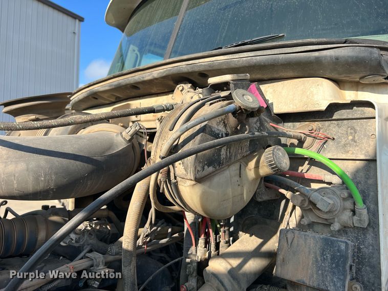 image for item NA9176 2007 Mack CHN613  semi truck