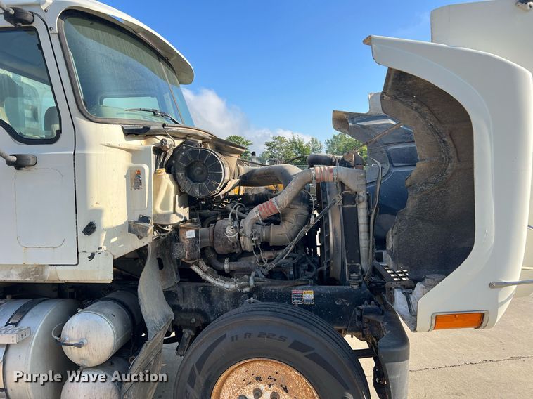 image for item NA9176 2007 Mack CHN613  semi truck