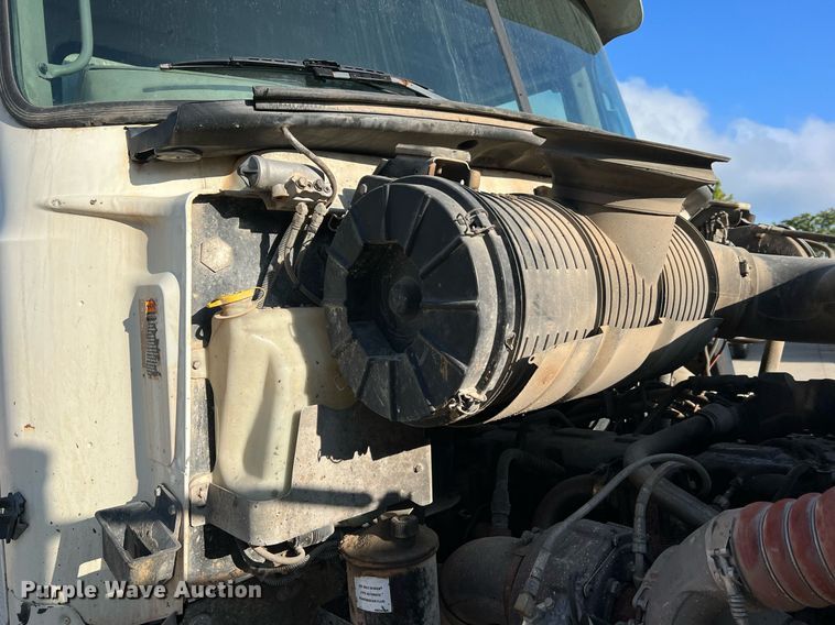 image for item NA9176 2007 Mack CHN613  semi truck