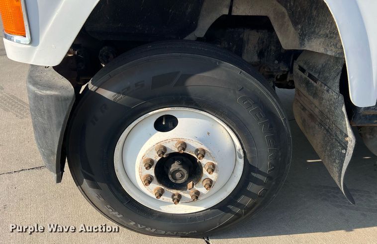 image for item NA9176 2007 Mack CHN613  semi truck