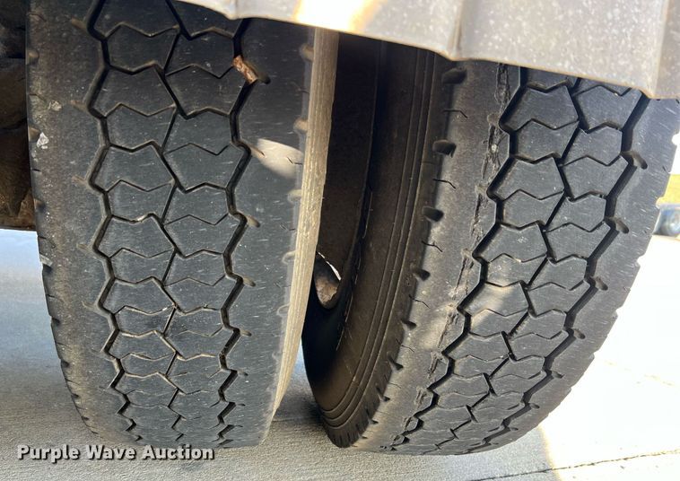 image for item NA9176 2007 Mack CHN613  semi truck