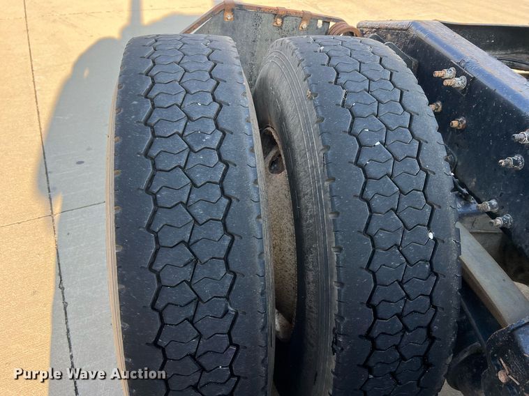 image for item NA9176 2007 Mack CHN613  semi truck