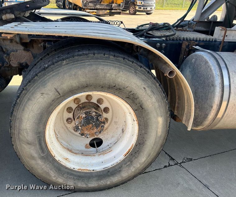 image for item NA9176 2007 Mack CHN613  semi truck