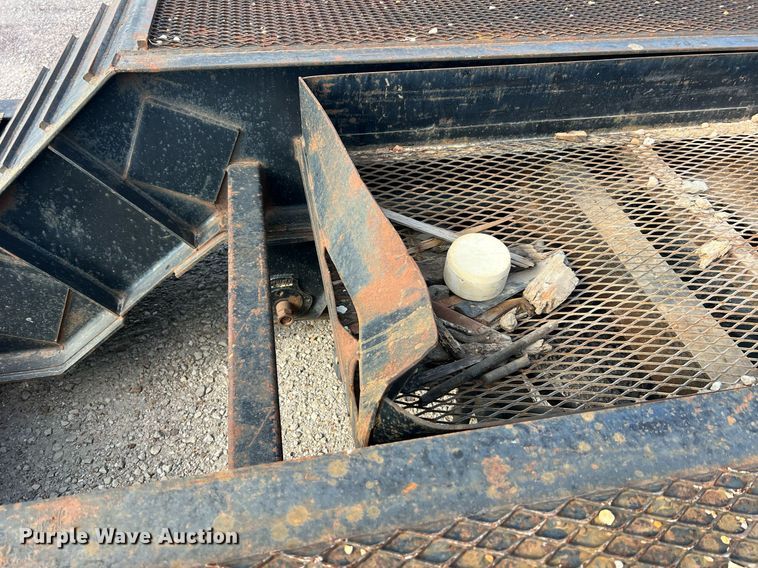 image for item NA9183 1998 Dynaweld  lowboy equipment trailer