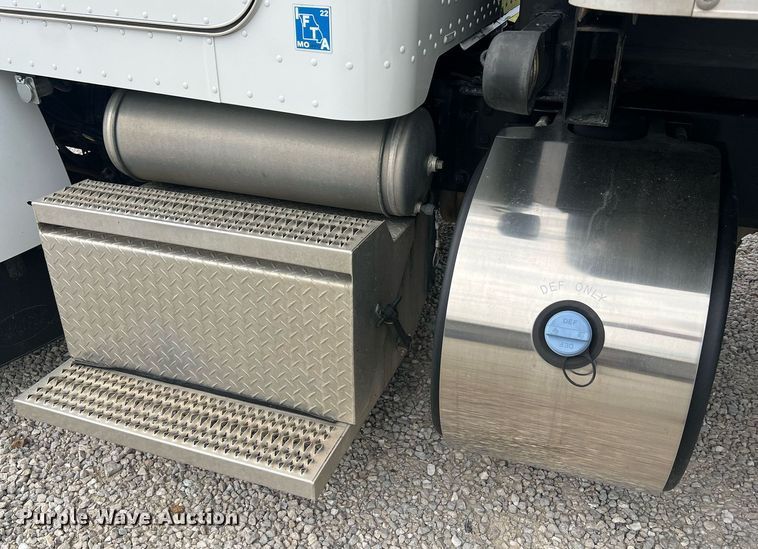 image for item NA9206 2019 Peterbilt 337 chassis lift truck