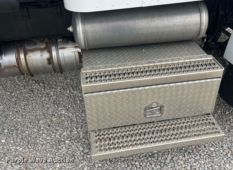 image for item NA9206 2019 Peterbilt 337 chassis lift truck