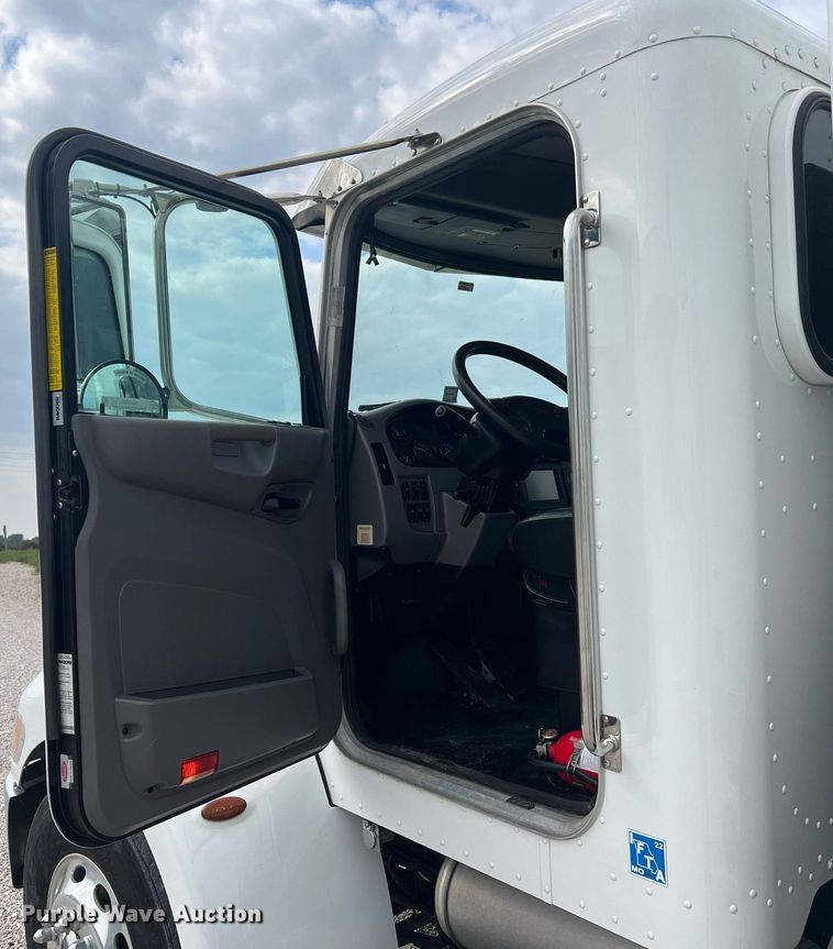 image for item NA9206 2019 Peterbilt 337 chassis lift truck