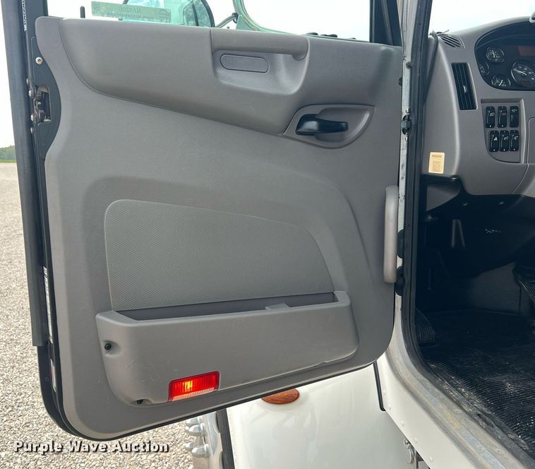 image for item NA9206 2019 Peterbilt 337 chassis lift truck