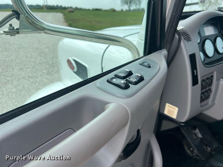 image for item NA9206 2019 Peterbilt 337 chassis lift truck