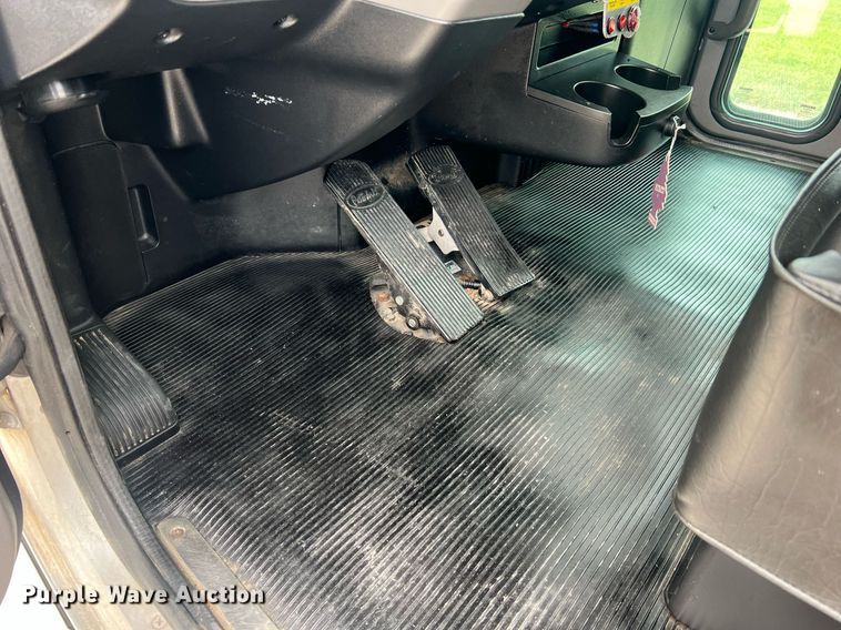 image for item NA9206 2019 Peterbilt 337 chassis lift truck