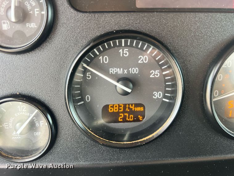 image for item NA9206 2019 Peterbilt 337 chassis lift truck