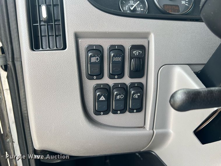 image for item NA9206 2019 Peterbilt 337 chassis lift truck