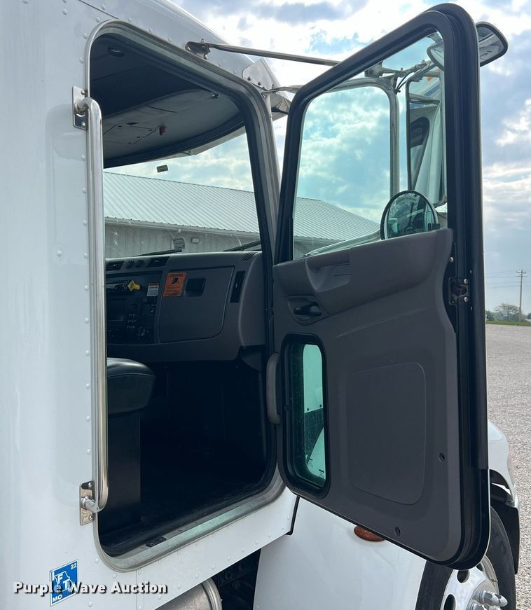 image for item NA9206 2019 Peterbilt 337 chassis lift truck