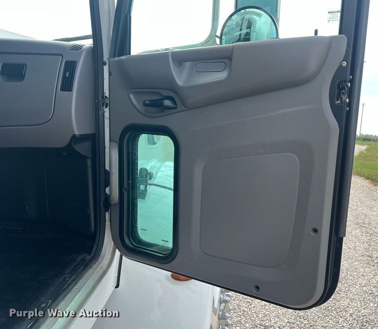 image for item NA9206 2019 Peterbilt 337 chassis lift truck