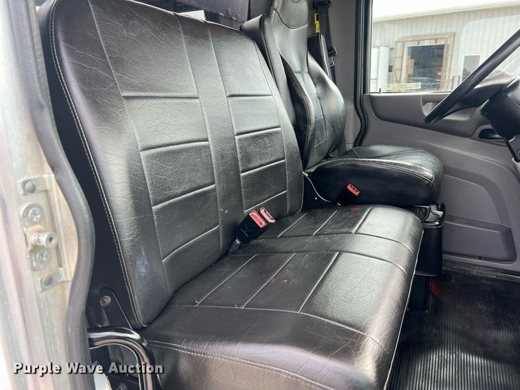 image for item NA9206 2019 Peterbilt 337 chassis lift truck