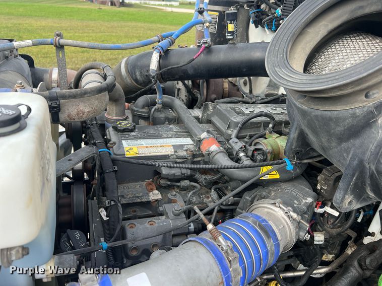 image for item NA9206 2019 Peterbilt 337 chassis lift truck