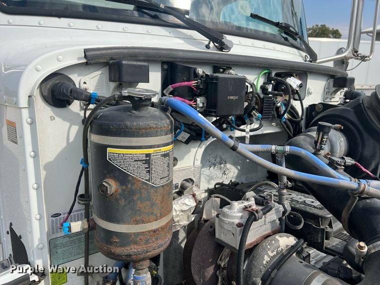 image for item NA9206 2019 Peterbilt 337 chassis lift truck