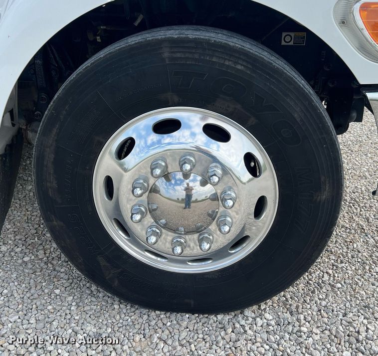 image for item NA9206 2019 Peterbilt 337 chassis lift truck