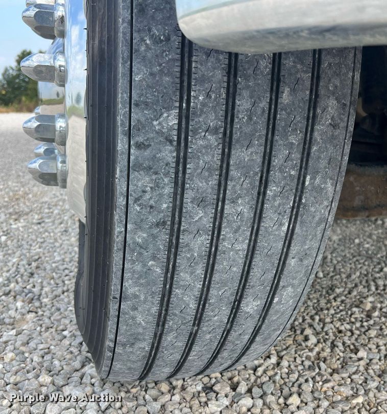 image for item NA9206 2019 Peterbilt 337 chassis lift truck