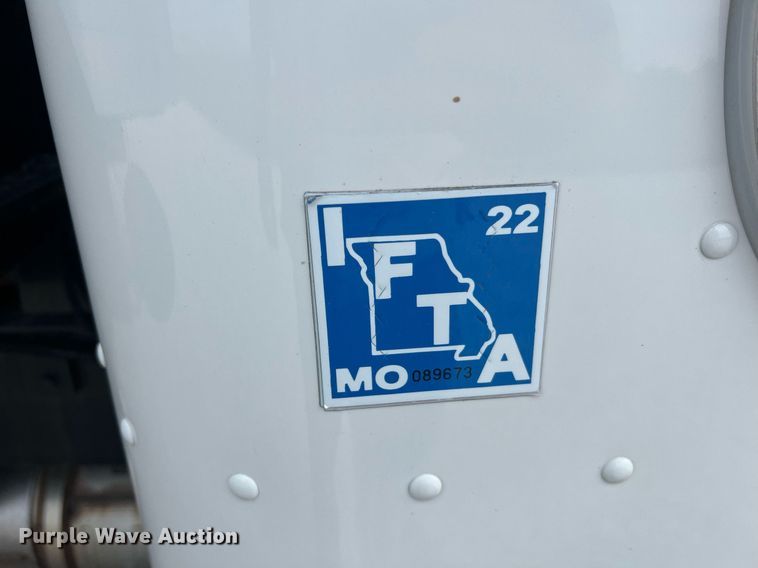 image for item NA9206 2019 Peterbilt 337 chassis lift truck