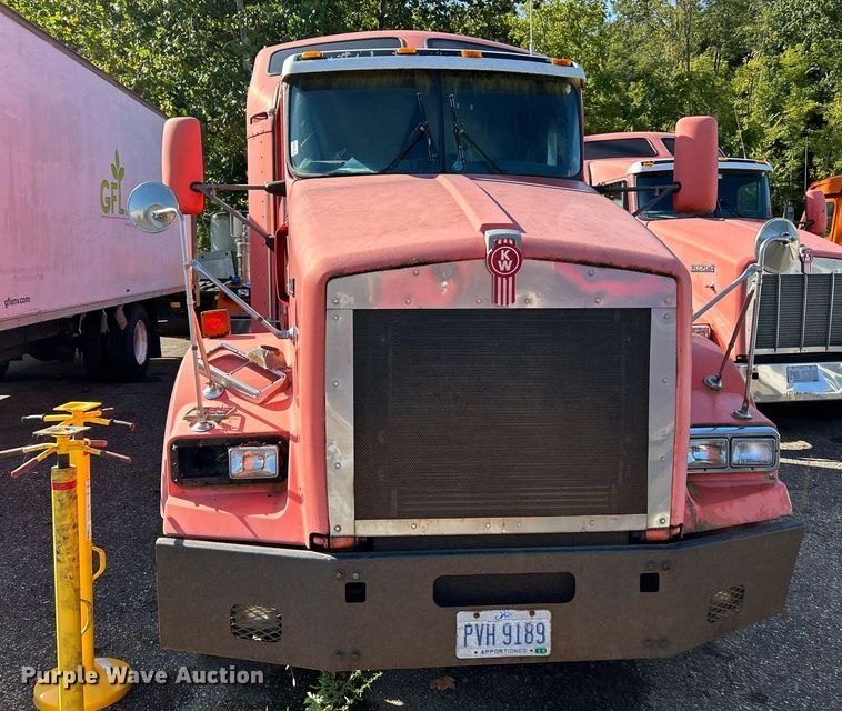 image for item NQ9813 2004 Kenworth T800  semi truck