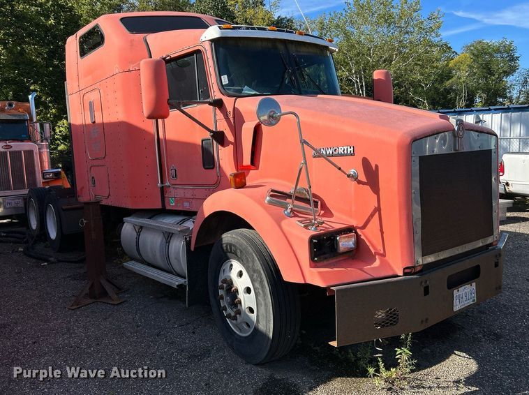 image for item NQ9813 2004 Kenworth T800  semi truck
