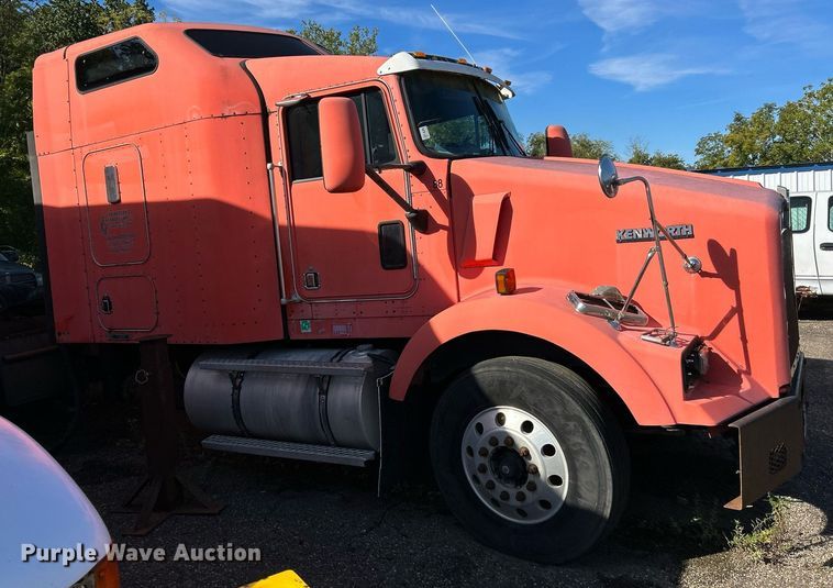 image for item NQ9813 2004 Kenworth T800  semi truck